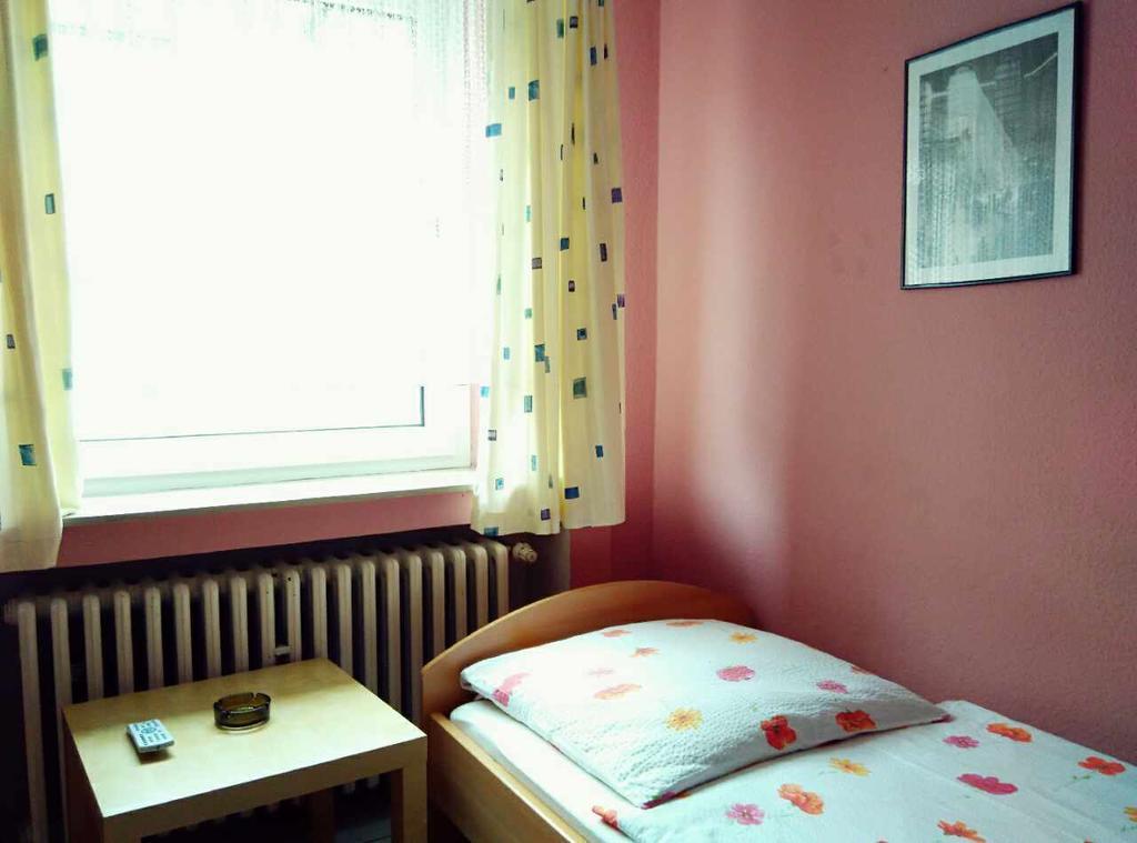 Hotel Yans Oberhausen  Room photo
