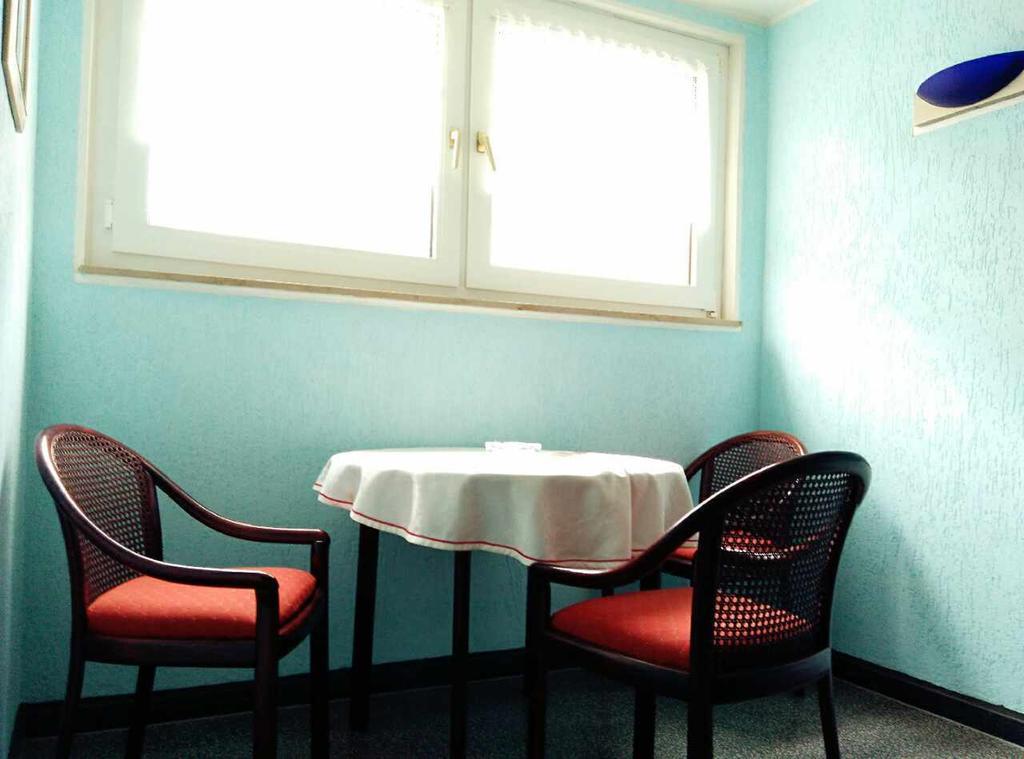 Hotel Yans Oberhausen  Room photo